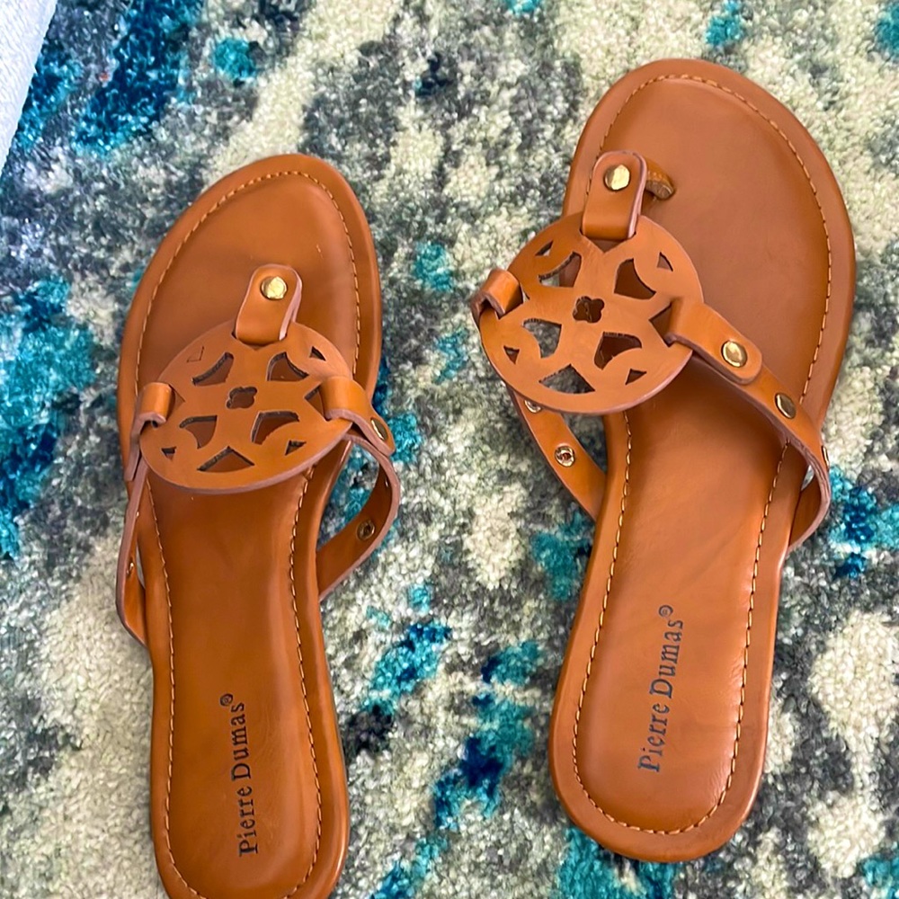 Brown cute sandals that are size 7 in women’s and are perfect for anything!
